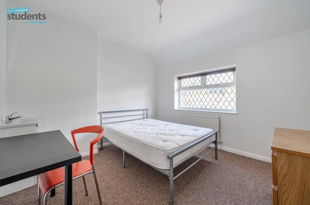 6 bedroom semi-detached house for rent
