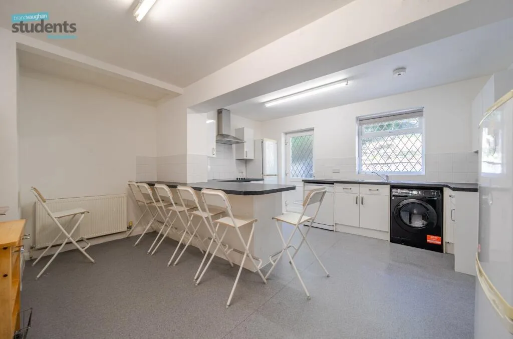 6 bedroom semi-detached house for rent
