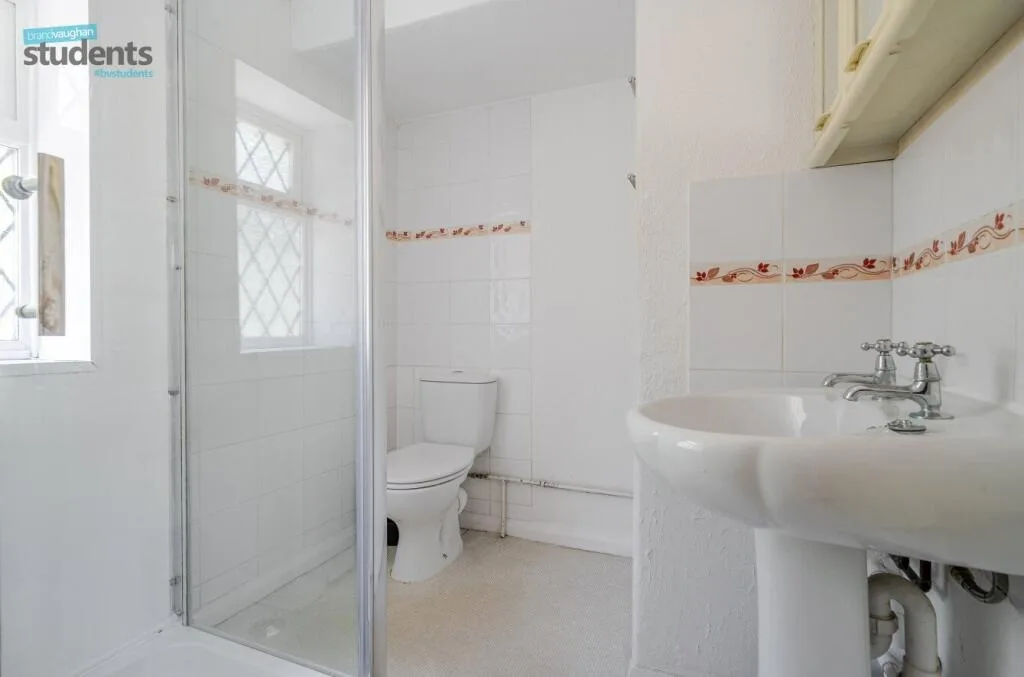 6 bedroom semi-detached house for rent