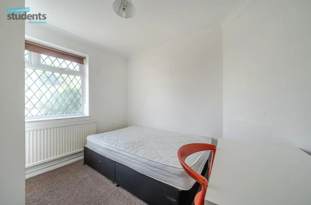 6 bedroom semi-detached house for rent