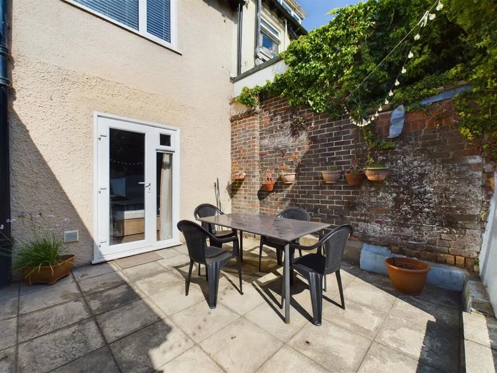 6 bedroom terraced house for rent