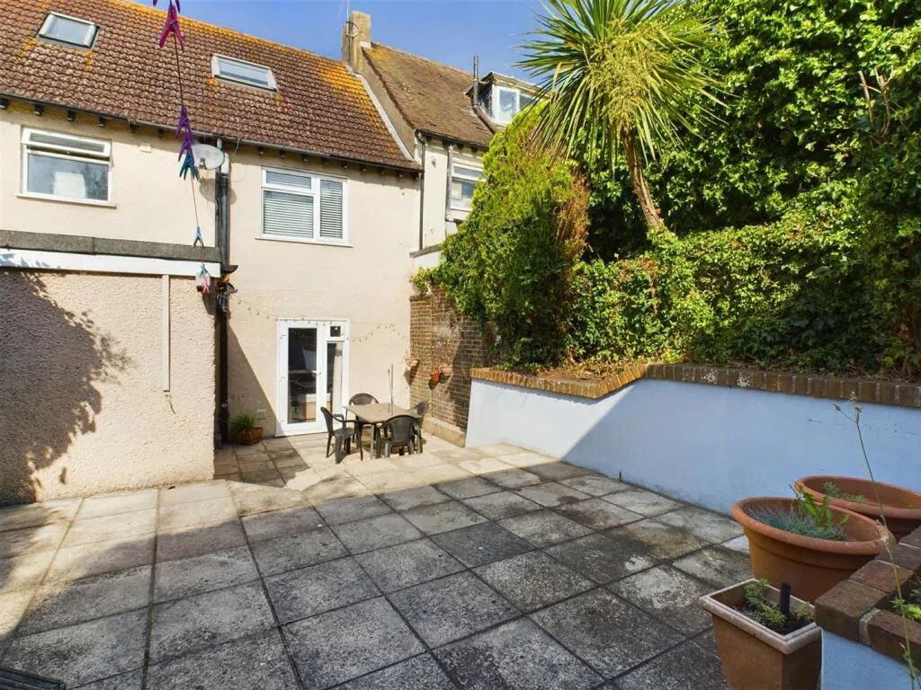 6 bedroom terraced house for rent