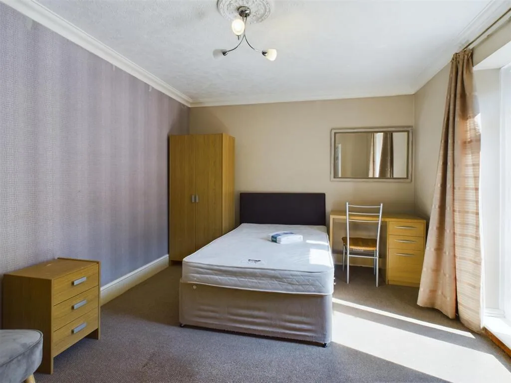 6 bedroom terraced house for rent