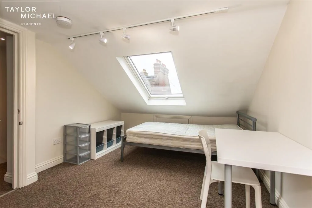 6 bedroom terraced house for rent