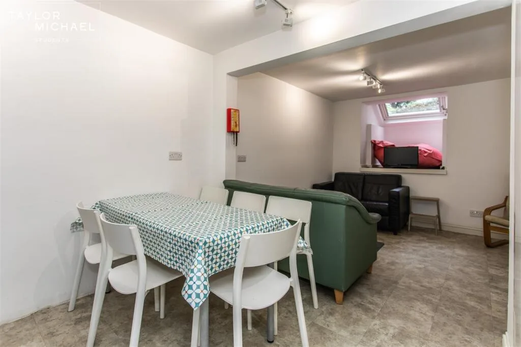 6 bedroom terraced house for rent