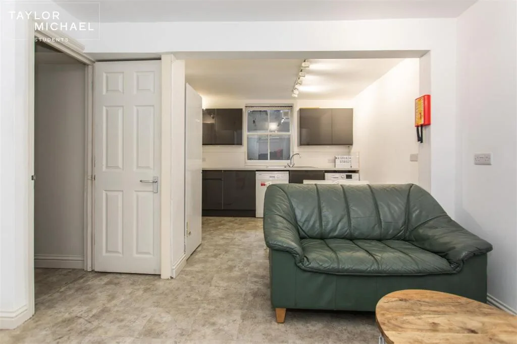 6 bedroom terraced house for rent