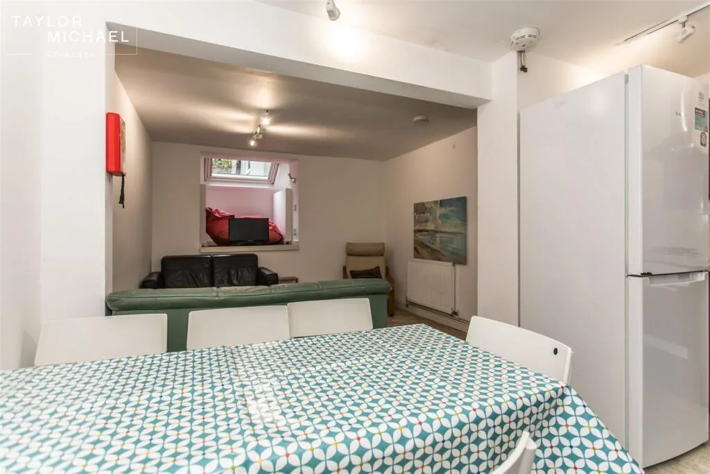 6 bedroom terraced house for rent
