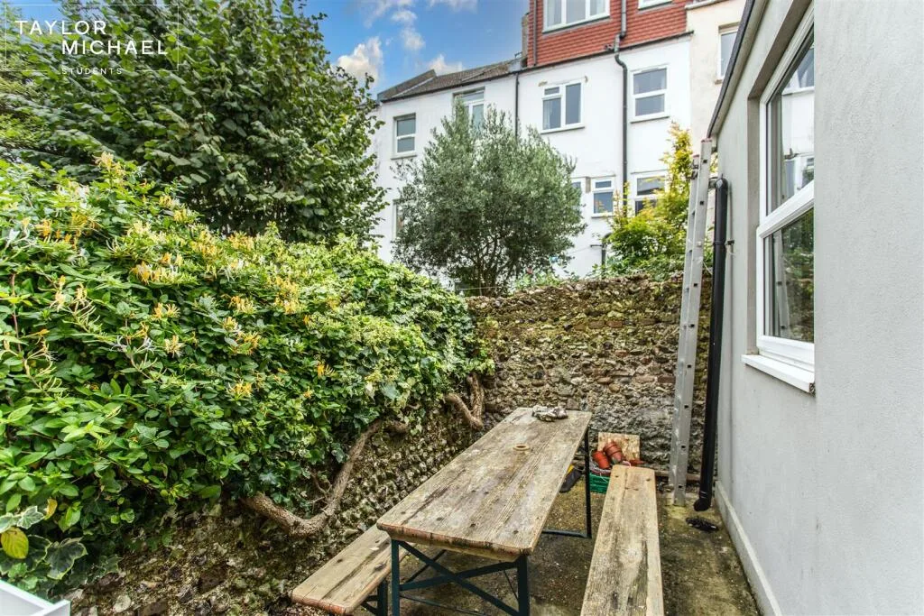 6 bedroom terraced house for rent