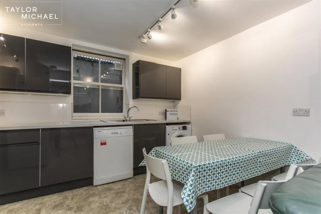 6 bedroom terraced house for rent