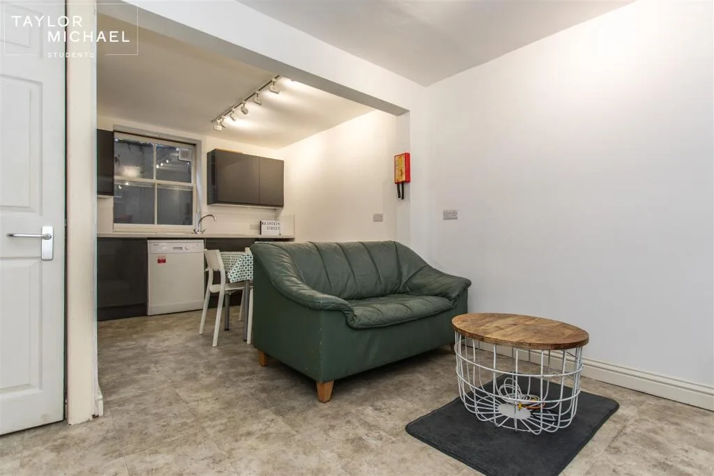 6 bedroom terraced house for rent