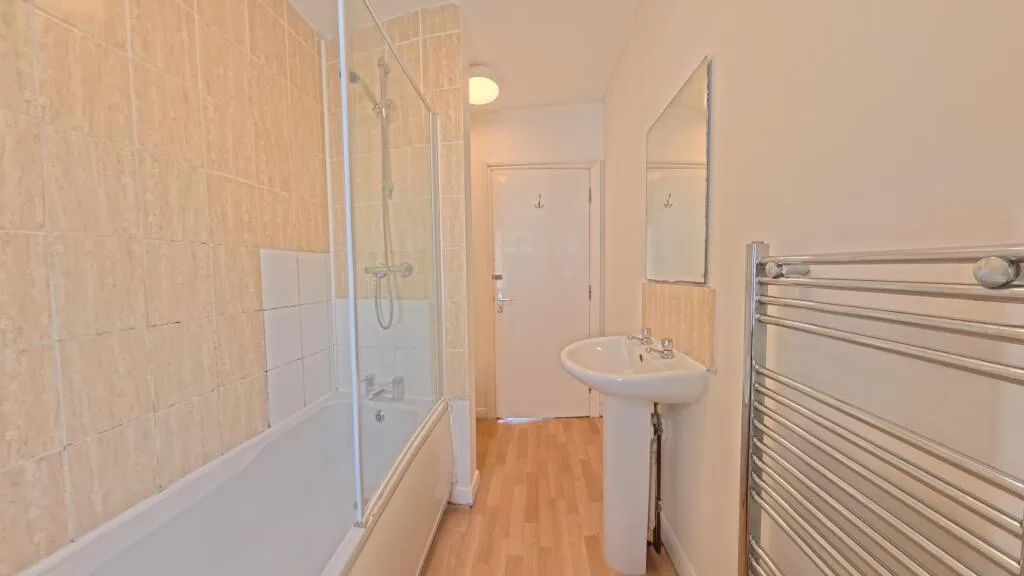 5 bedroom end of terrace house for rent