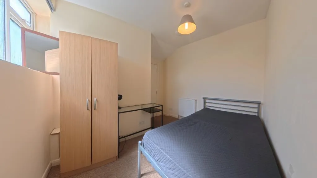 5 bedroom end of terrace house for rent