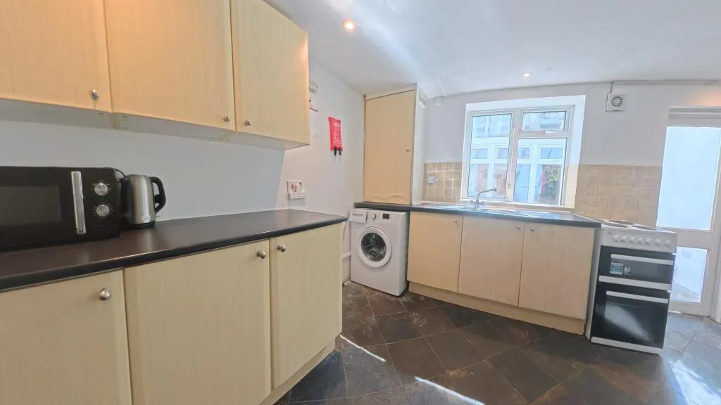 5 bedroom end of terrace house for rent