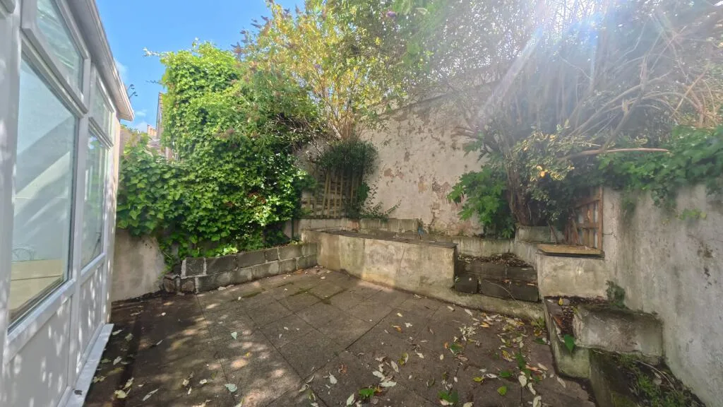 5 bedroom end of terrace house for rent
