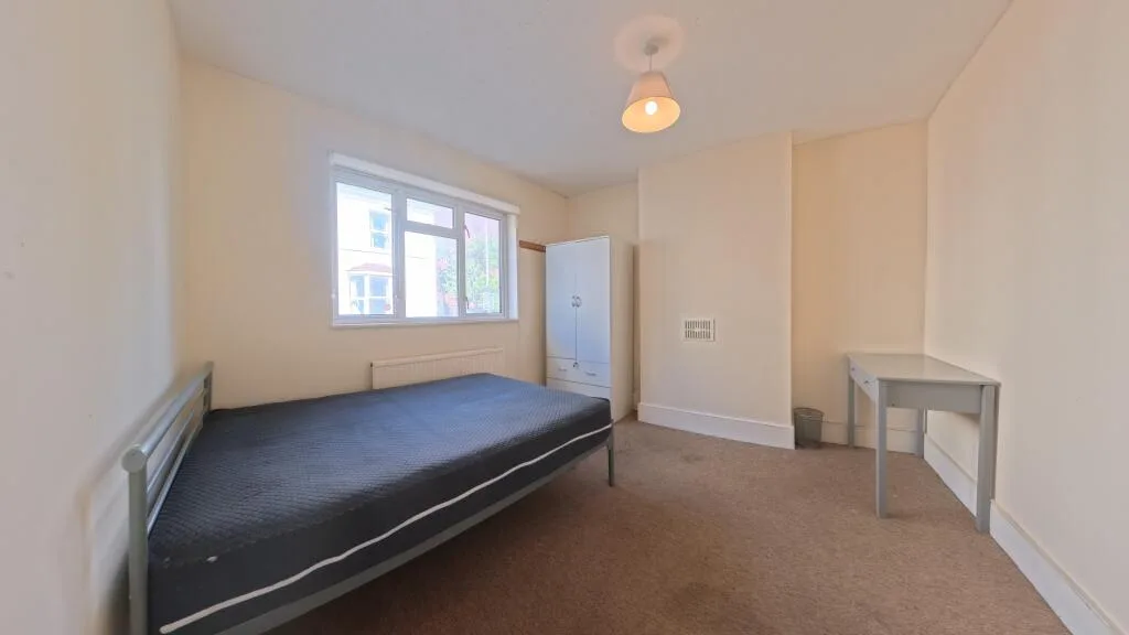 5 bedroom end of terrace house for rent