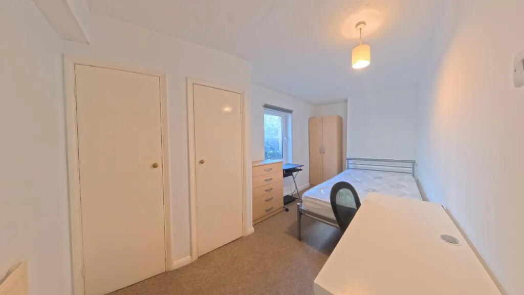 5 bedroom end of terrace house for rent