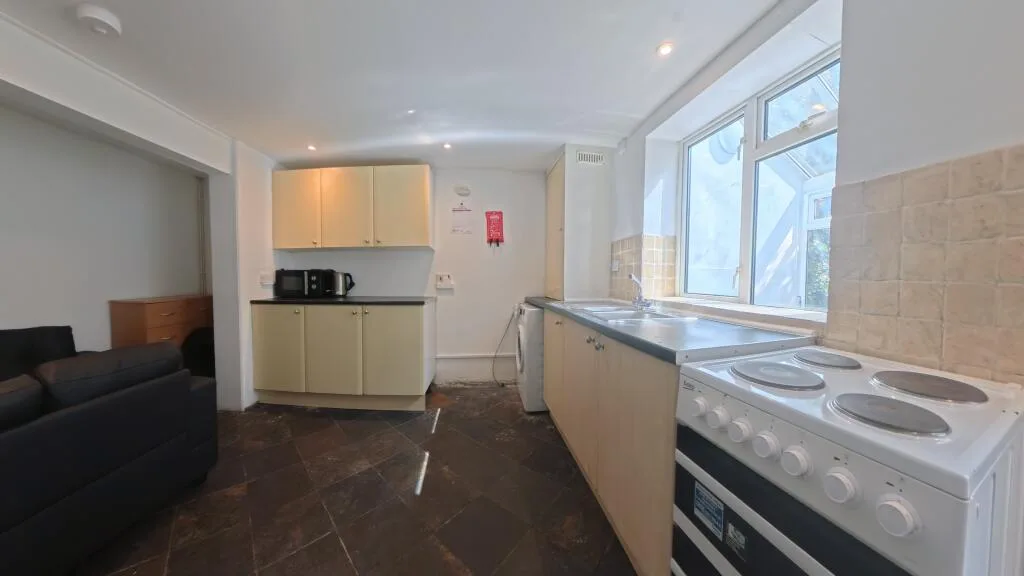 5 bedroom end of terrace house for rent