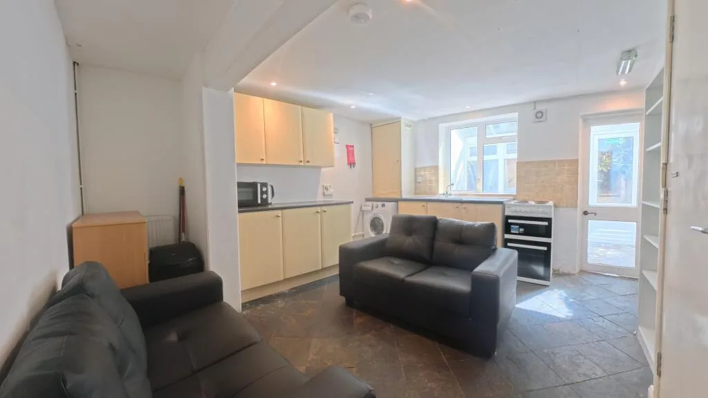 5 bedroom end of terrace house for rent