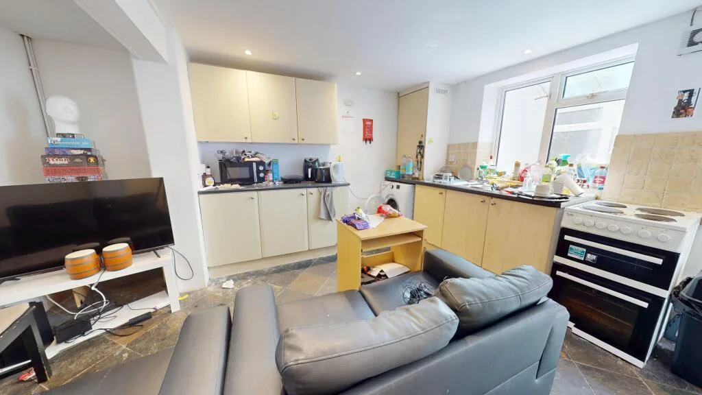 5 bedroom semi-detached house for rent