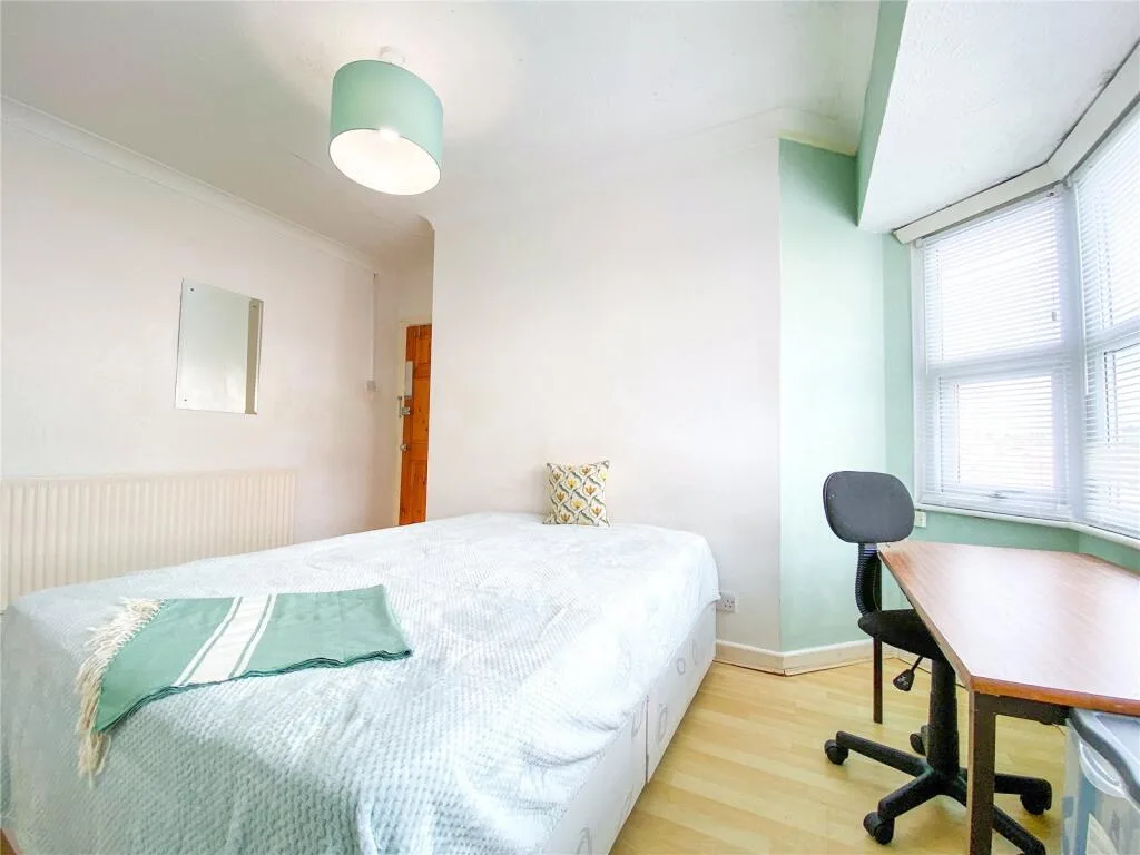 5 bedroom semi-detached house for rent