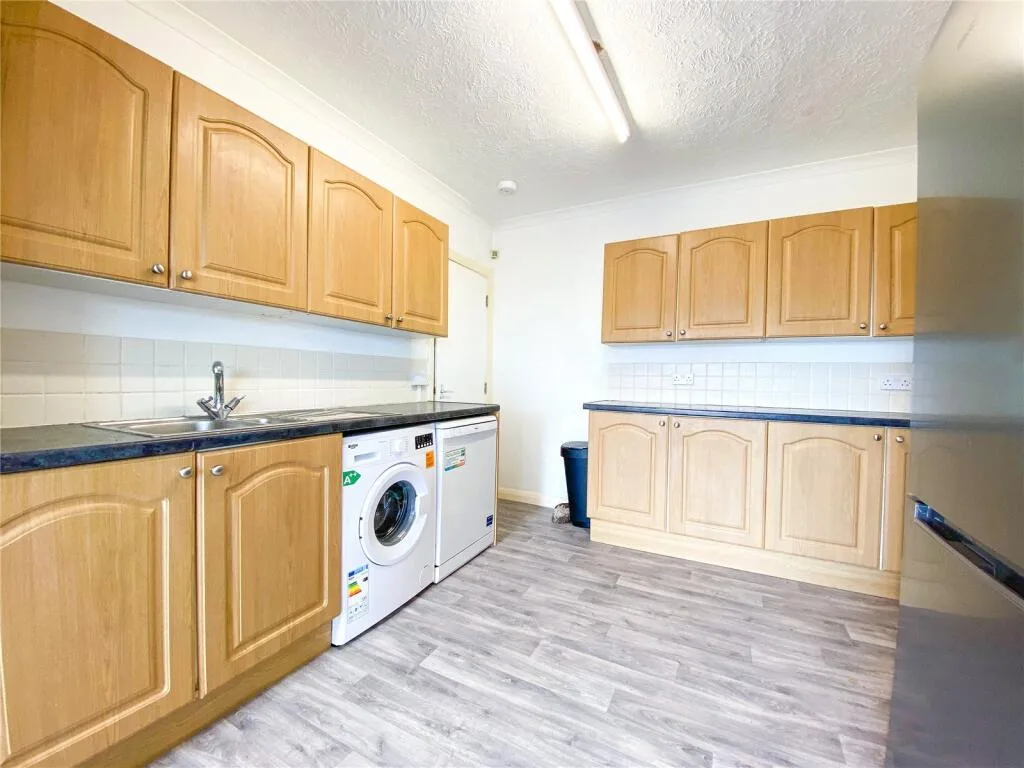 5 bedroom semi-detached house for rent