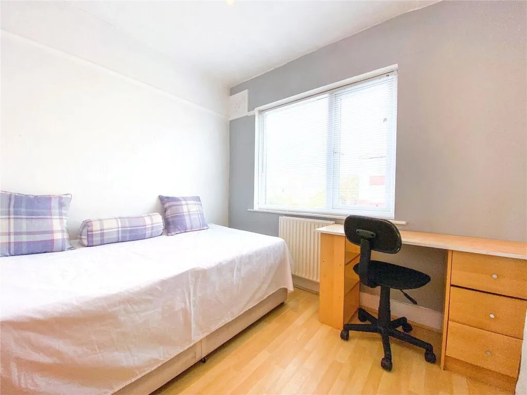 5 bedroom semi-detached house for rent