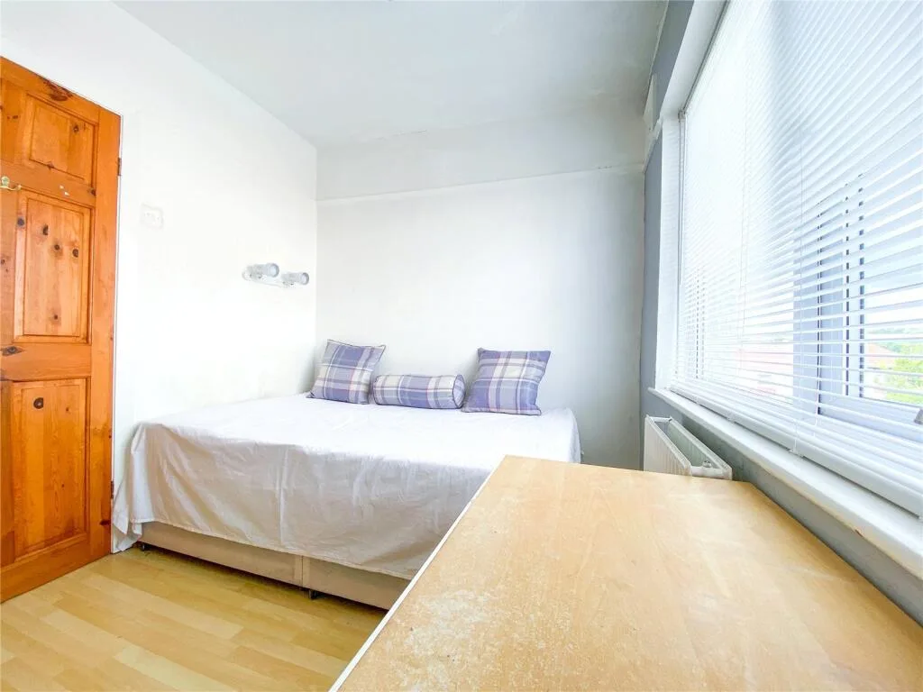 5 bedroom semi-detached house for rent