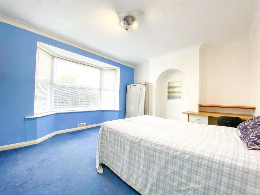 5 bedroom semi-detached house for rent