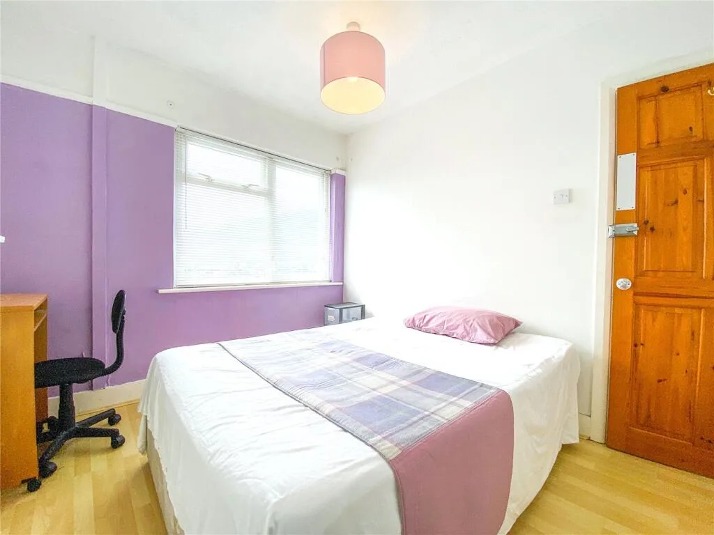 5 bedroom semi-detached house for rent