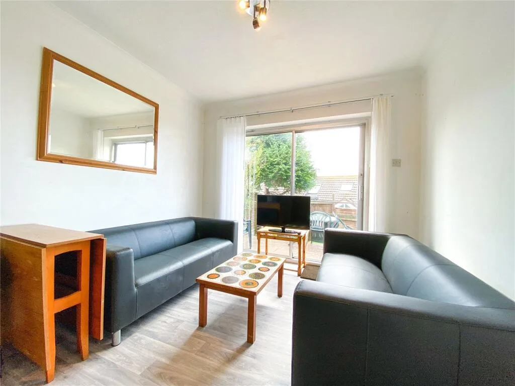 5 bedroom semi-detached house for rent