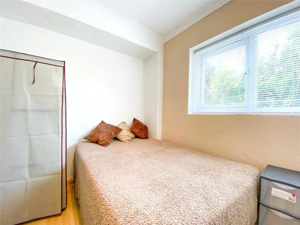 5 bedroom semi-detached house for rent