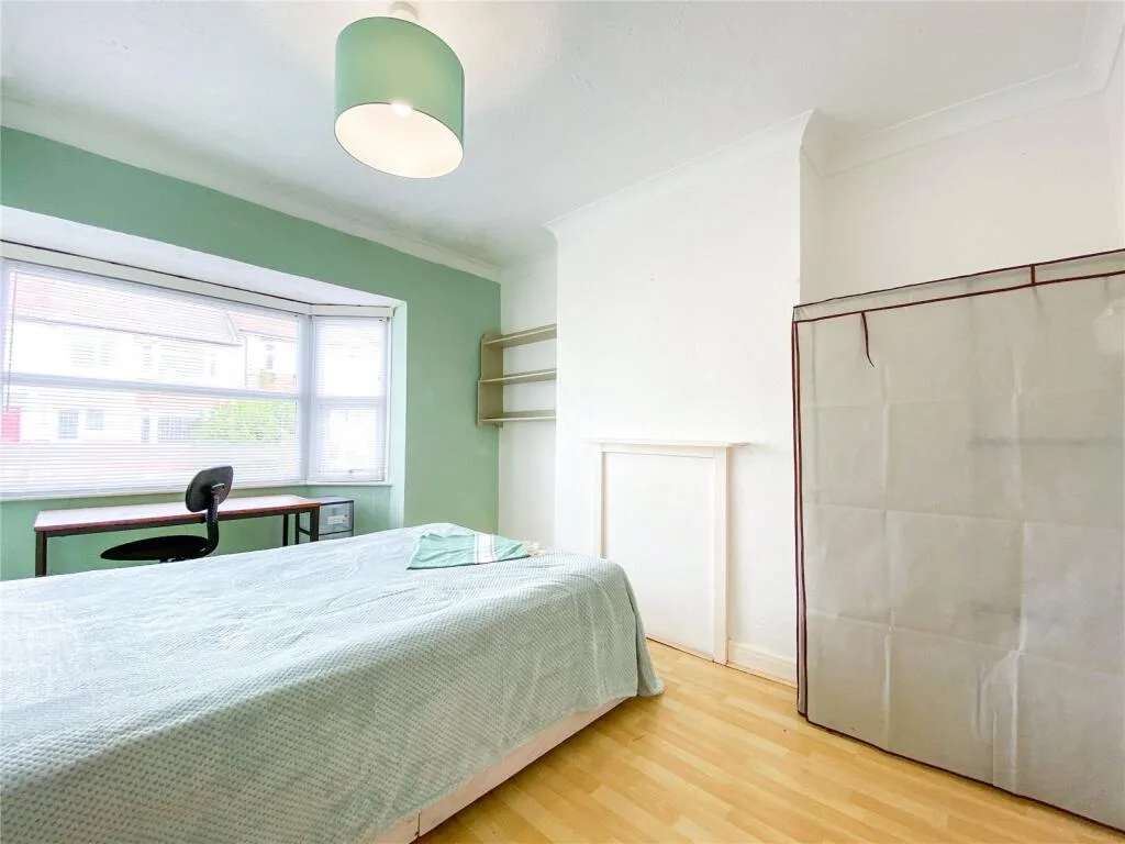 5 bedroom semi-detached house for rent