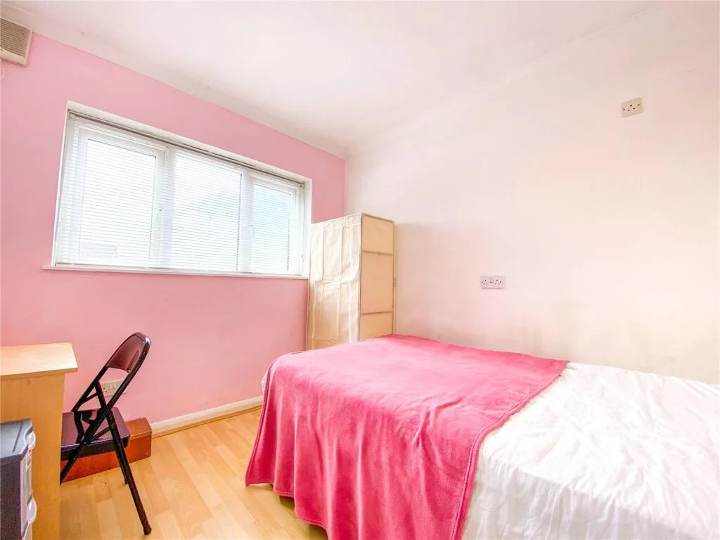 5 bedroom semi-detached house for rent