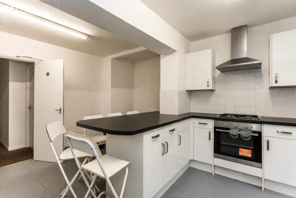 6 bedroom semi-detached house for rent