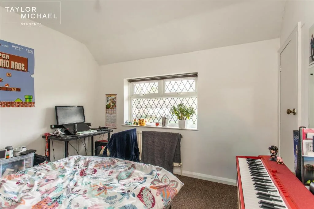 6 bedroom semi-detached house for rent