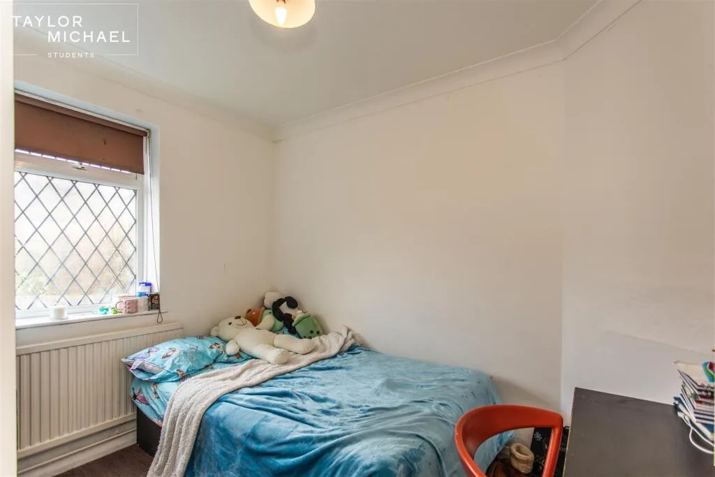 6 bedroom semi-detached house for rent