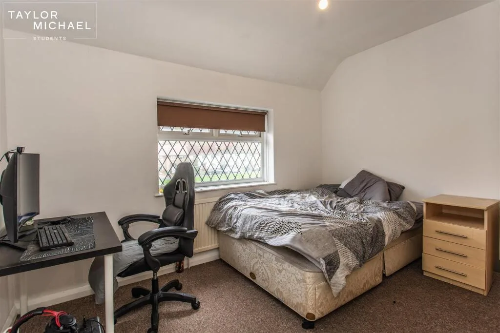 6 bedroom semi-detached house for rent