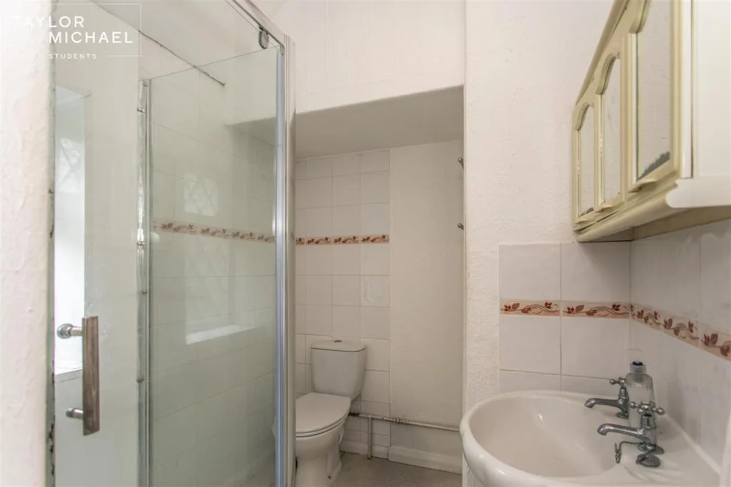 6 bedroom semi-detached house for rent