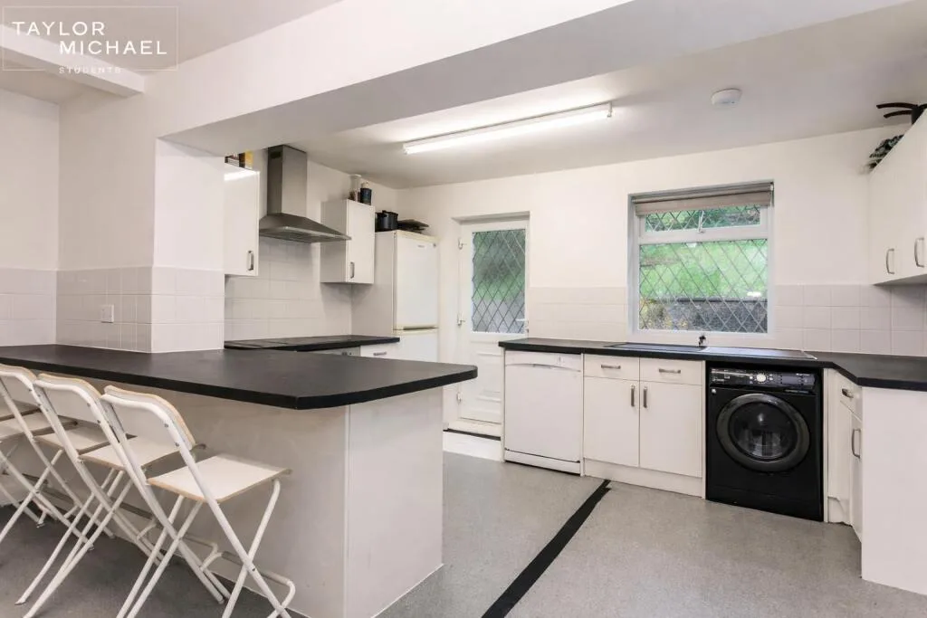 6 bedroom semi-detached house for rent
