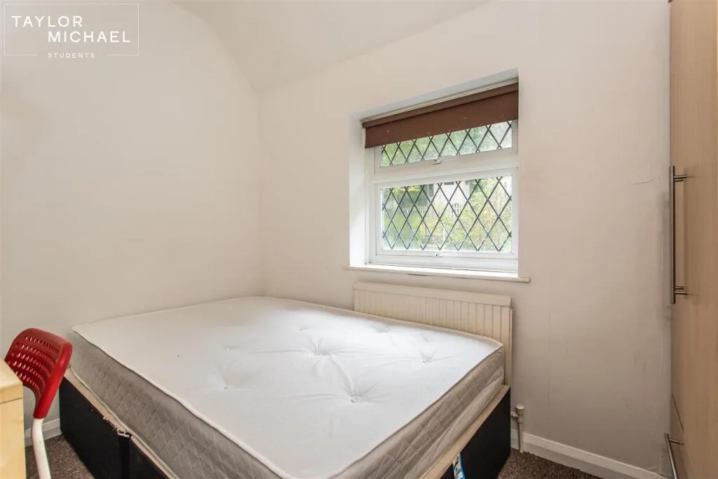 6 bedroom semi-detached house for rent