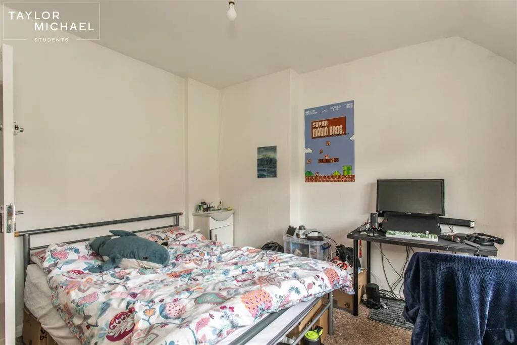 6 bedroom semi-detached house for rent