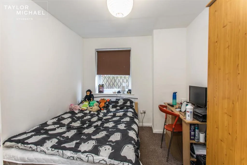 6 bedroom semi-detached house for rent