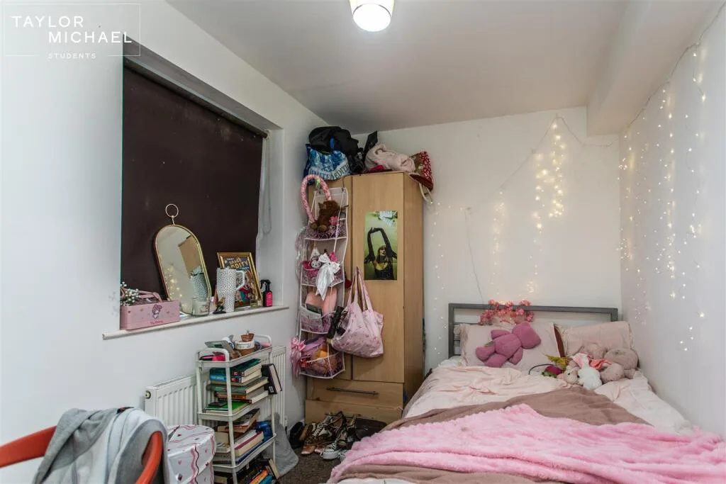 6 bedroom semi-detached house for rent