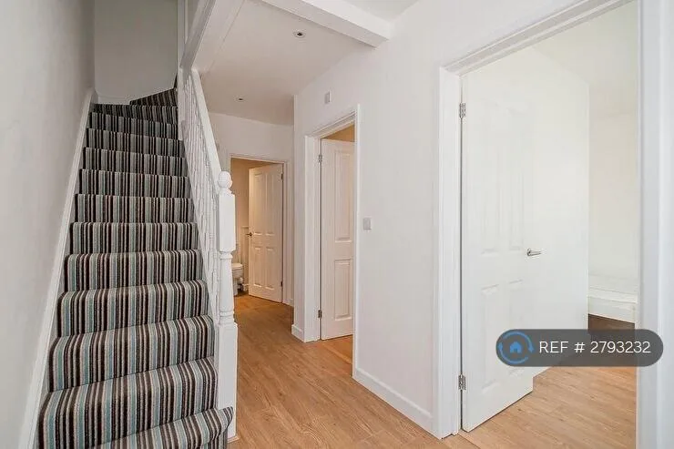 6 bedroom end of terrace house for rent