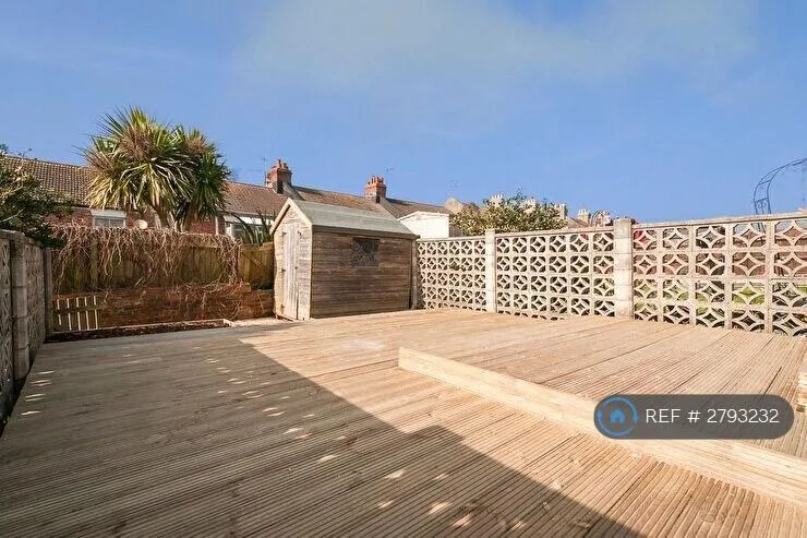 6 bedroom end of terrace house for rent