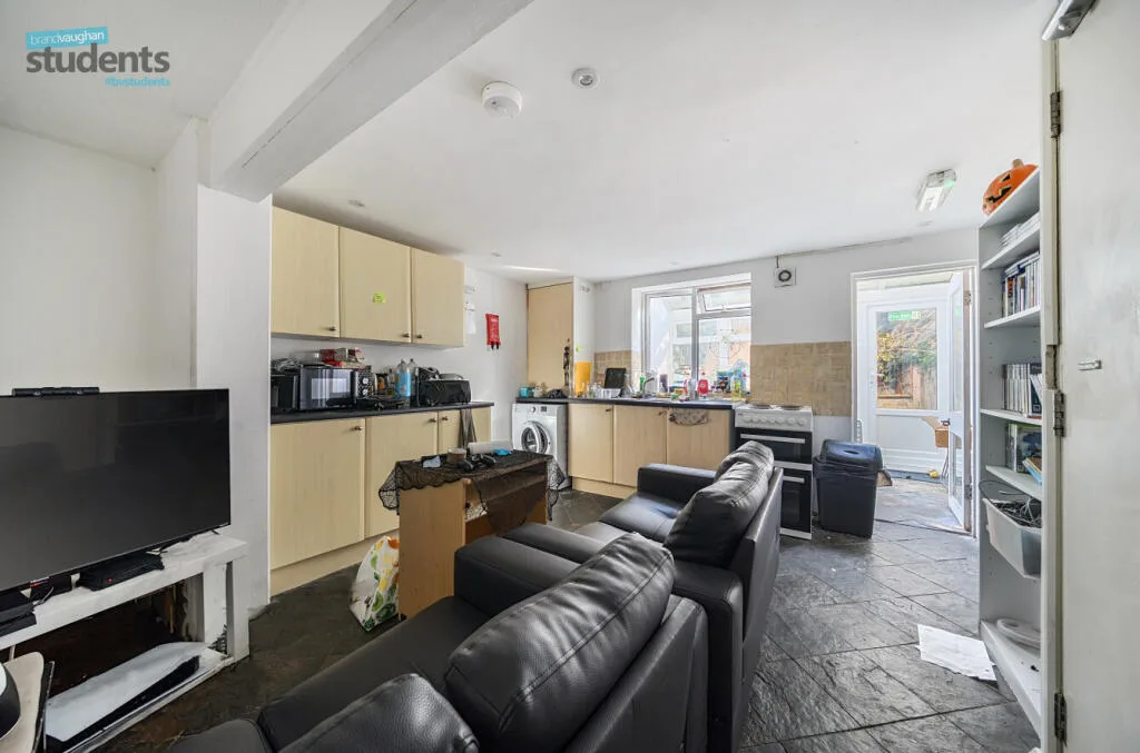 5 bedroom end of terrace house for rent