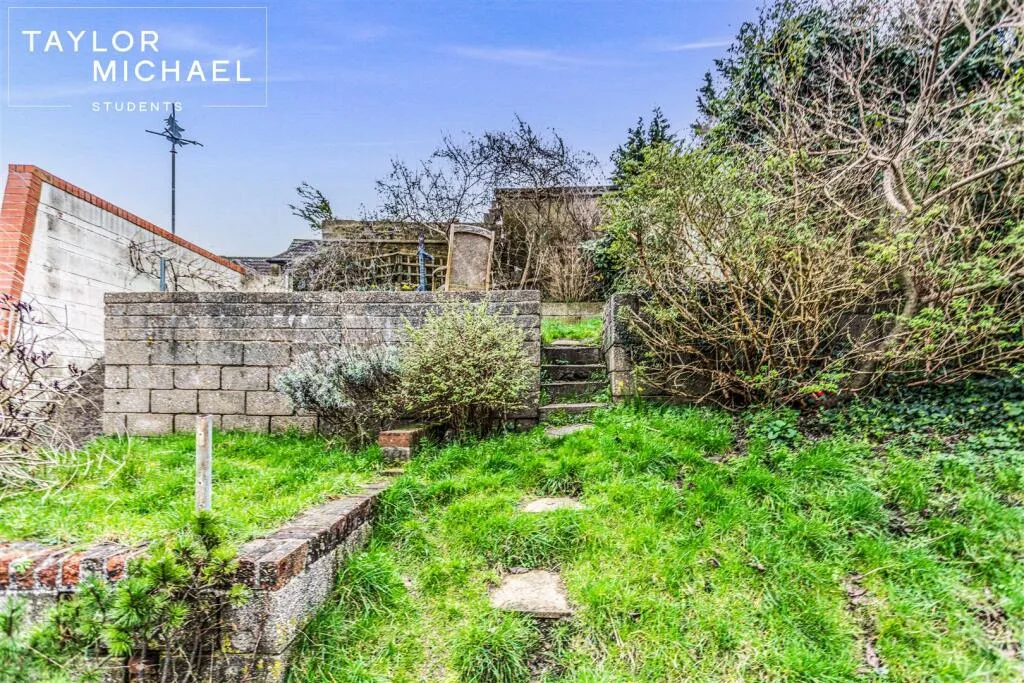 6 bedroom semi-detached house for rent