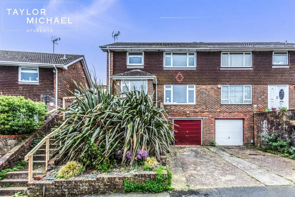 6 bedroom semi-detached house for rent