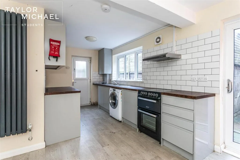6 bedroom semi-detached house for rent