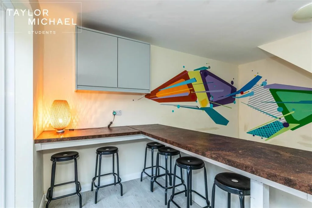 6 bedroom semi-detached house for rent